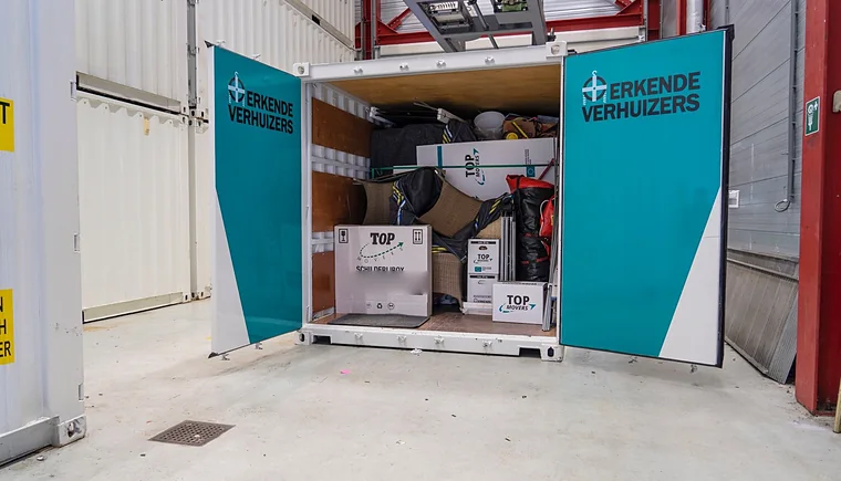 Opslagcontainer met verhuisdozen van Top Movers
