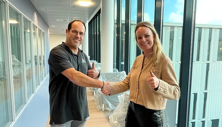Verhuisadviseur van Top Movers schudt een klant de hand