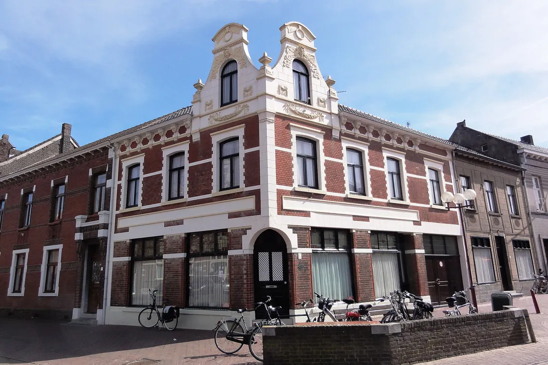 Hoekhuis aan de Plats in het centrum van Echt