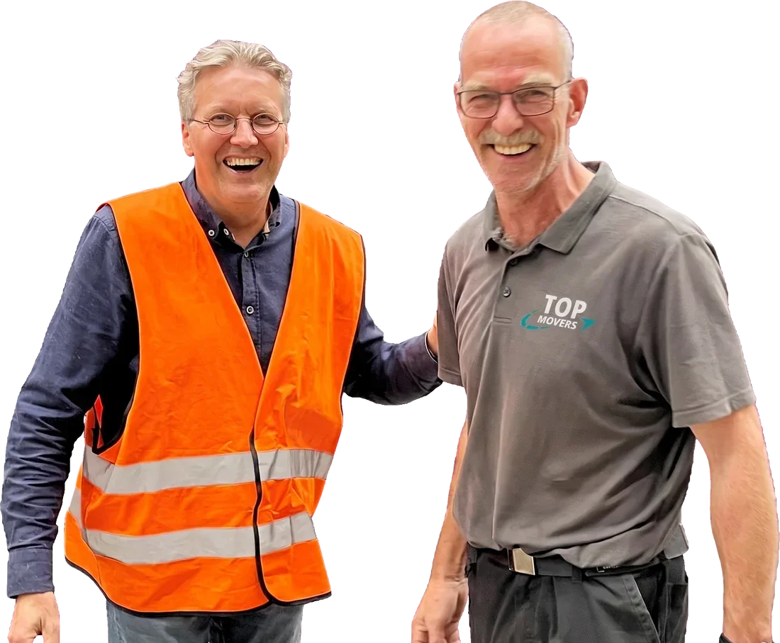 Twee lachende mannen, een in oranje veiligheidshesje en een verhuizer in Top Movers-polo, arm om elkaar