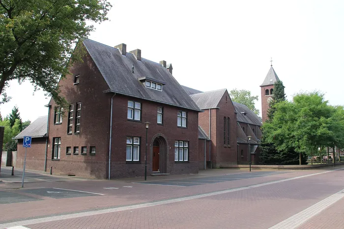 Pastorie aan de Pastoor Debijestraat in Hegelsom, een gemeentelijk monument