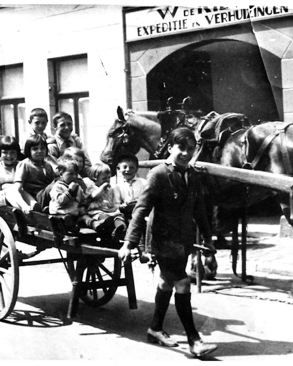 Historische foto voor het pand van W. de Kievit, Expeditie en Verhuizingen, met een paard en een kar