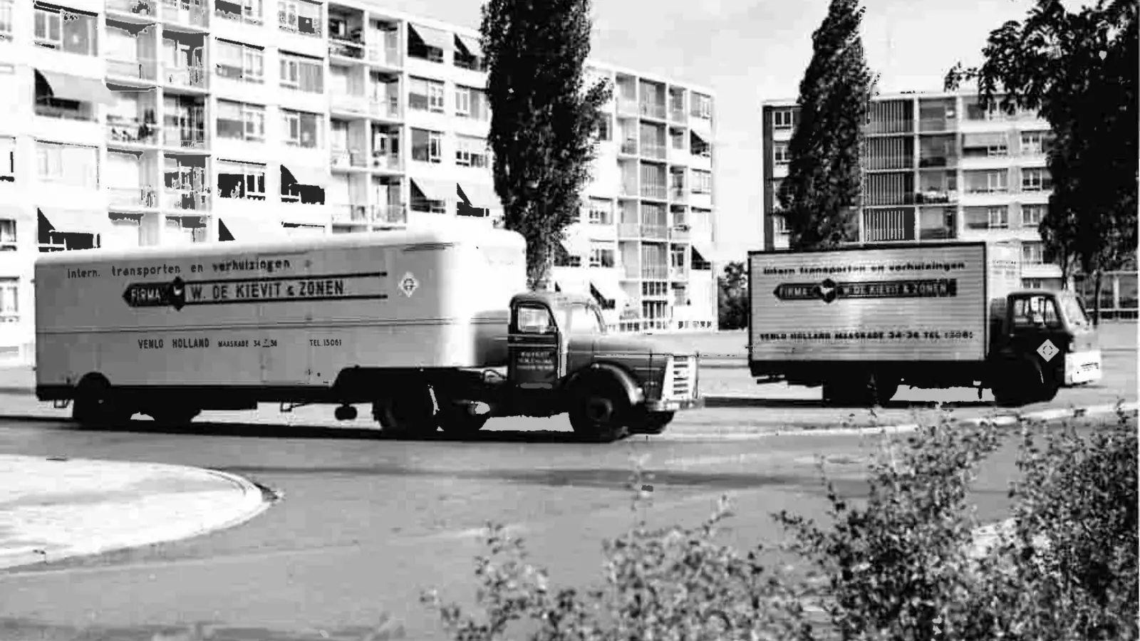 Twee verhuiswagens van Firma W. de Kievit en Zonen in Venlo op een archieffoto