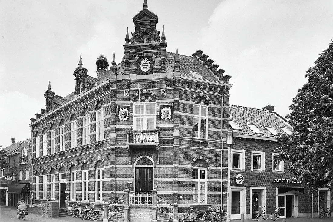 Het raadhuis van Horst, voorgevel en zijgevel
