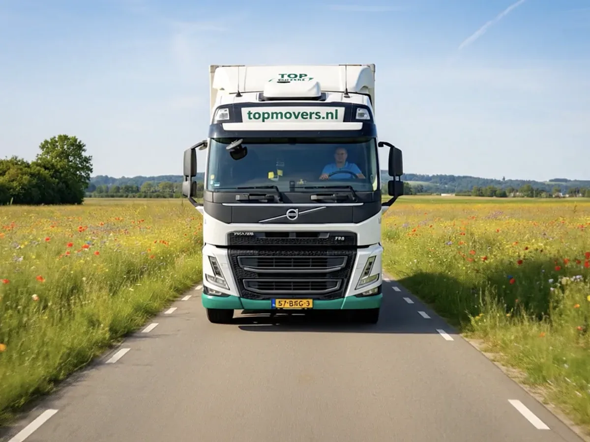 Verhuiswagen van Top Movers op een landweg