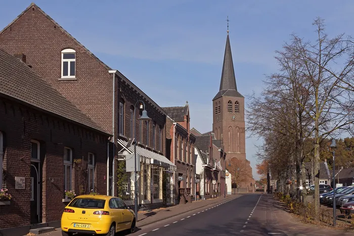 Straatzicht in Lottum met de Sint-Gertrudiskerk