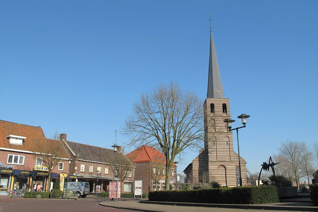 De Sint-Nicolaaskerk in het centrum van Meijel, gezien vanaf de straat