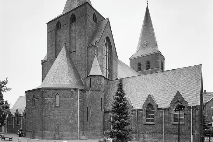 Noordoostgevel en vieringtoren van de kerk van Onze Lieve Vrouw van Zeven Smarten in het centrum van Panningen