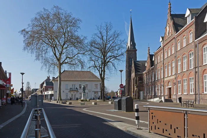 Straat in het centrum van Reuver met de toren van de Sint-Lambertuskerk