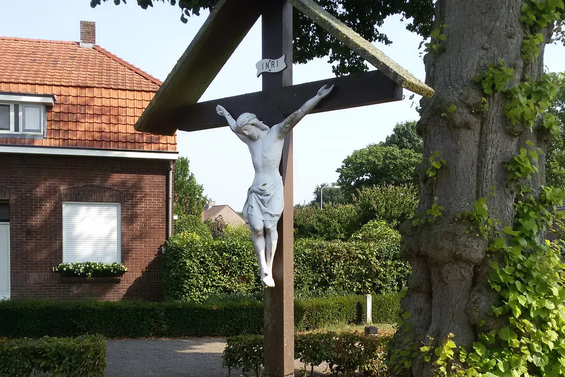 Wegkruis aan de Monseigneur Aertsstraat in het centrum van Swolgen