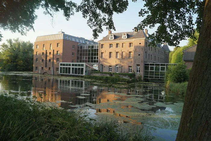 Kasteel Holtmühle met slotgracht in Tegelen, een rijksmonument