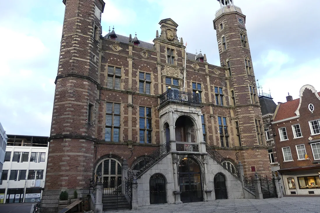 Het stadhuis van Venlo aan de Markt, midden in de binnenstad